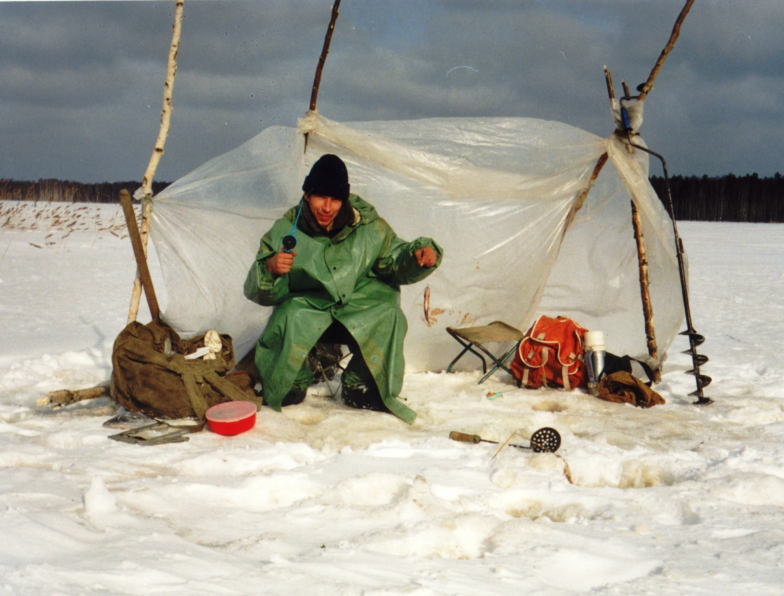 Оборудованное укрытие для ловли на жерлицы зимой, фото