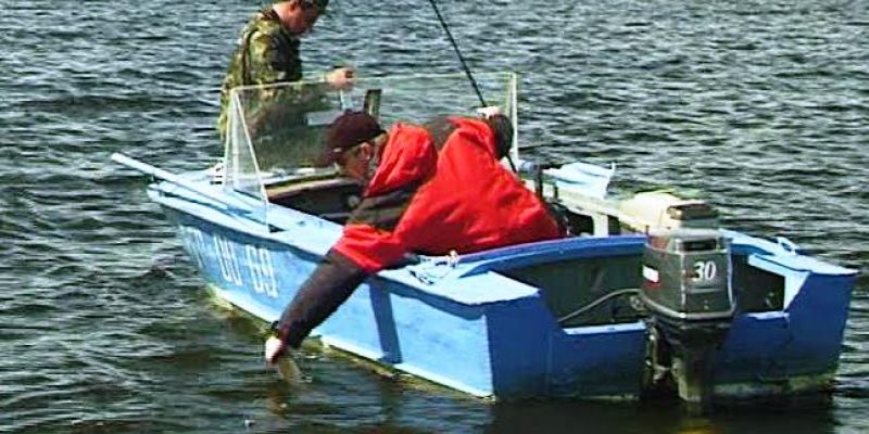 Ловля рыбы с лодки в отвес