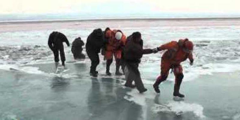 Пограничники  спасли рыбаков со льдины, уплывающей в Эстонию