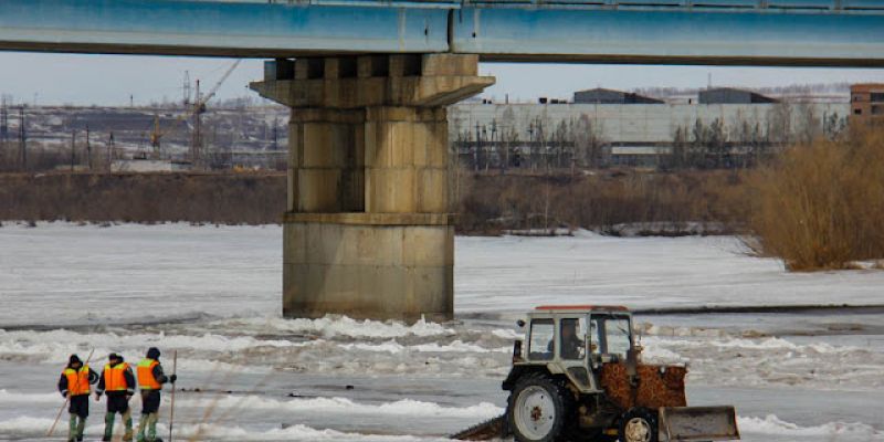 Новосибирские спасатели режут лёд