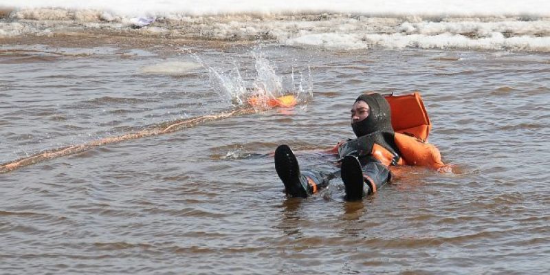 Свердловские спасатели провели  мастер-класс для  рыбаков-авантюристов