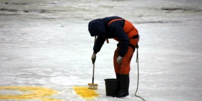 Курские волонтеры раскрасили опасный лед
