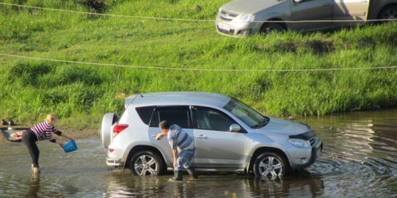 Штрафы за мытьё автомобилей в водоёмах увеличат в десятки раз