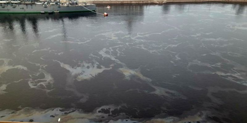 В Санкт-Петербурге произошел разлив нефтепродуктов