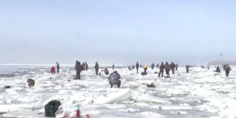 В Финском заливе спасли 30 рыбаков, дрейфовавших на льдине