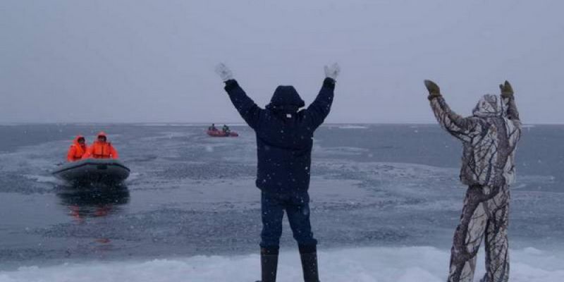 На Сахалине сняли рыболовов с оторвавшейся  льдины