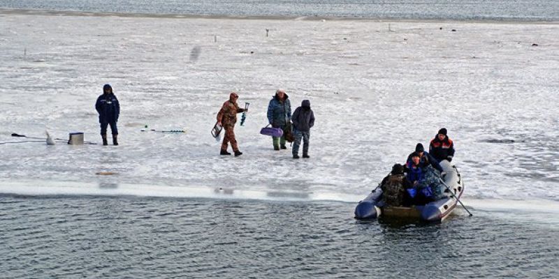 Рыбаков снимают с оторвавшихся льдин