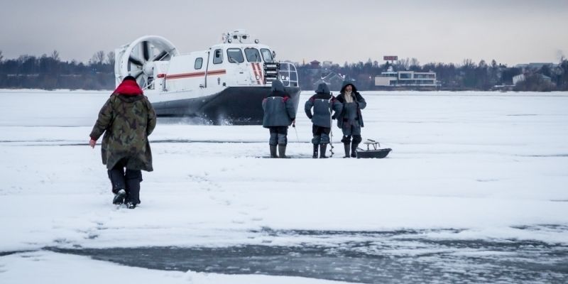 На Ладоге  в очередной раз рыбаков сняли с льдины