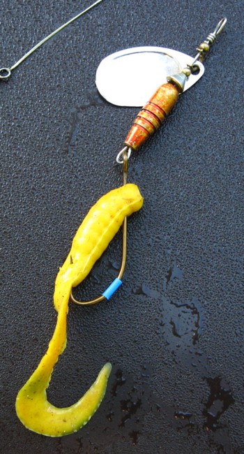 Вертушка с силиконом на офсетном крючке, фото