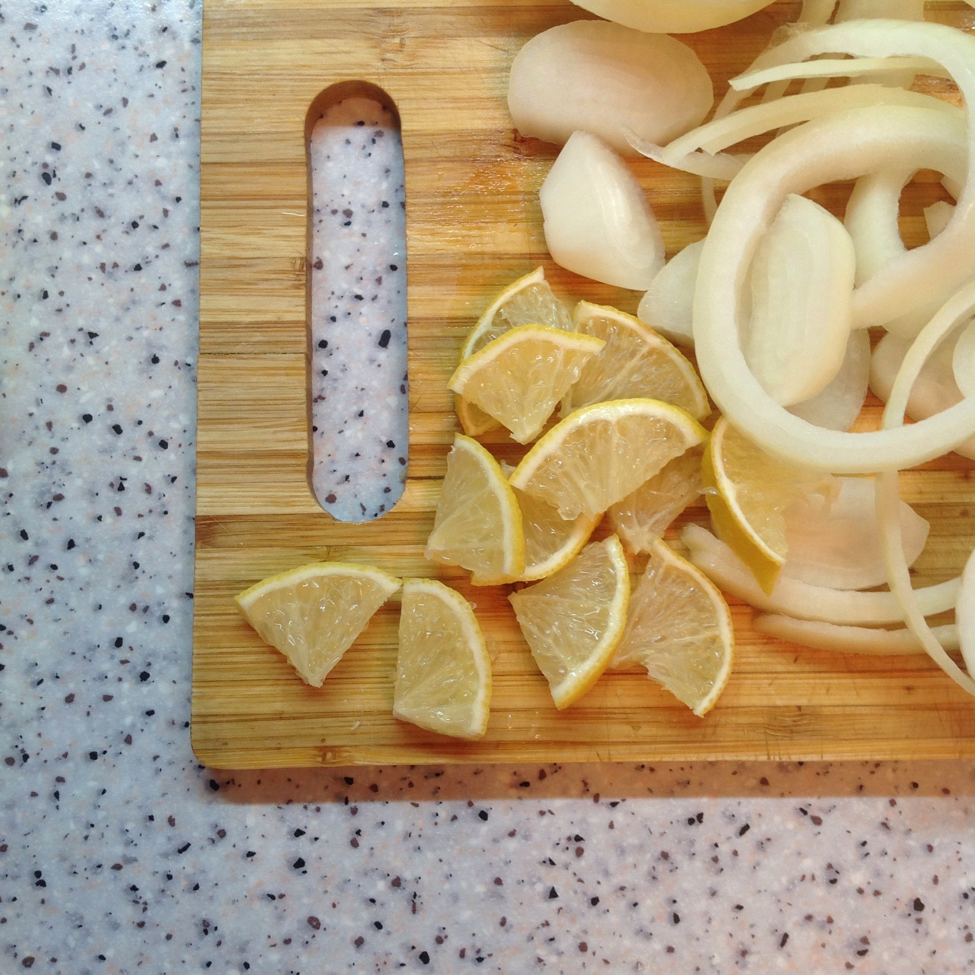 Нарезаем лимон дольками, фото