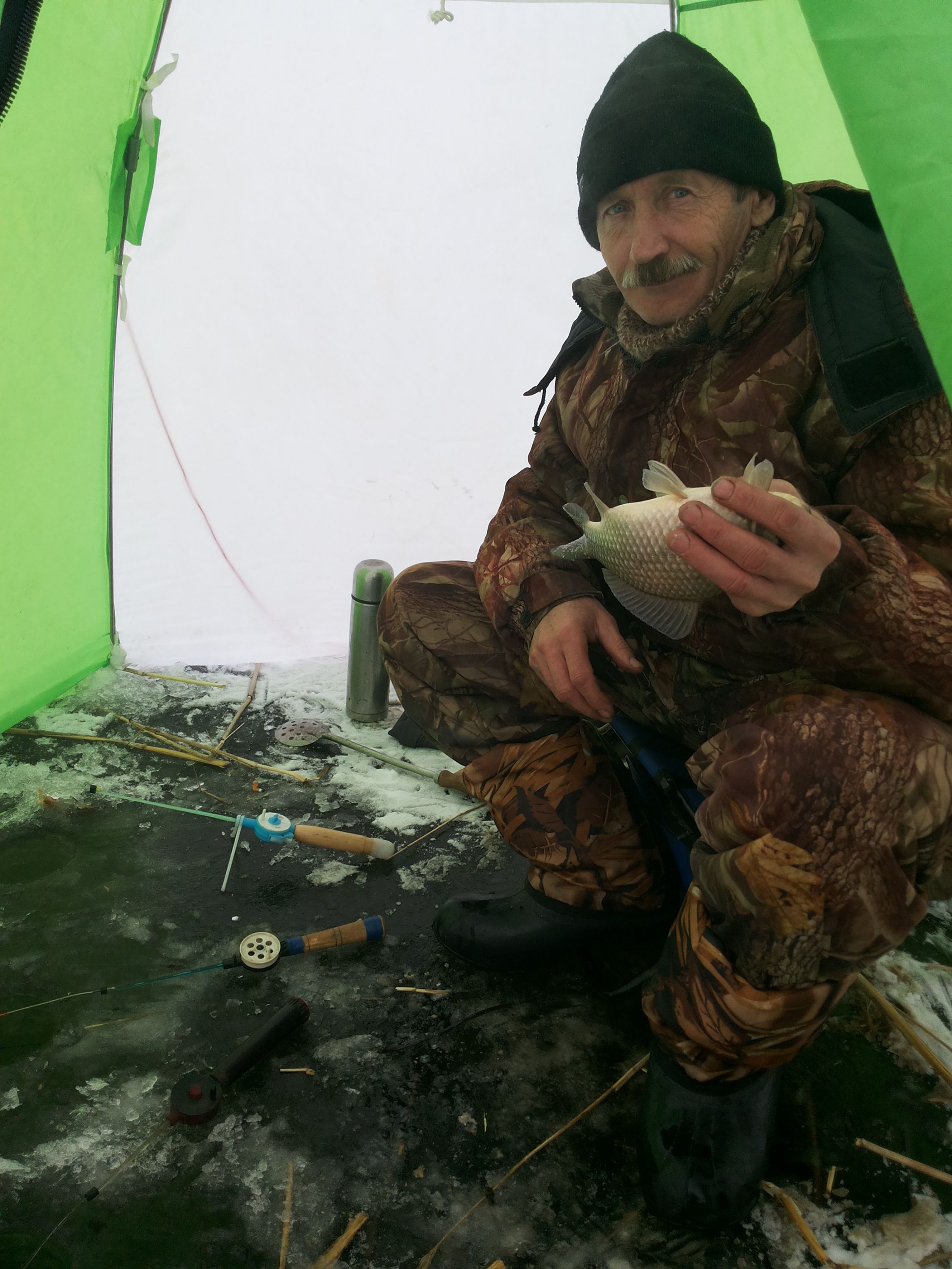 Мой друг Виталий Гладких с зимним карасем, фото