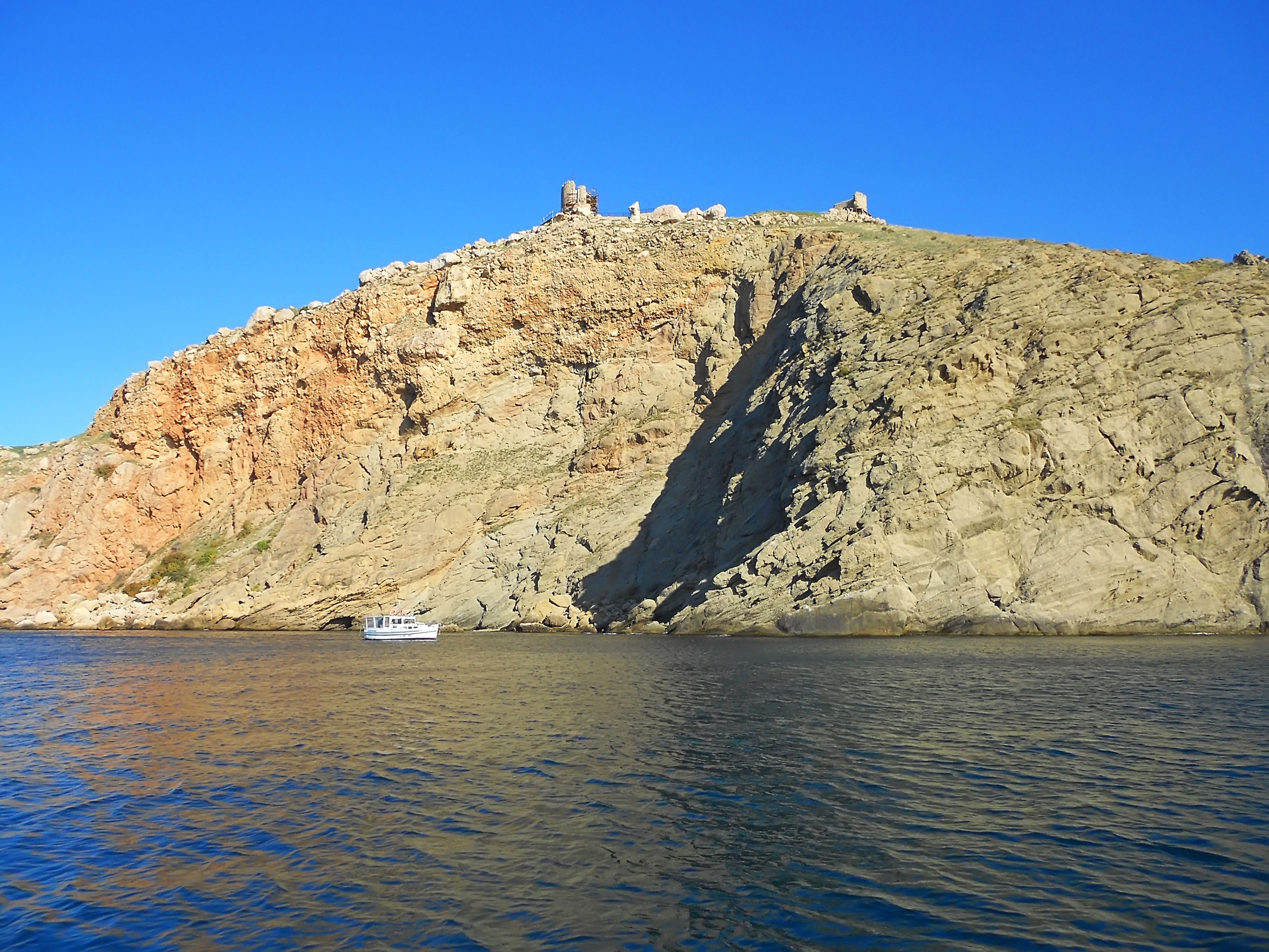 Горный массив Балаклавской бухты, вид с катера, фото
