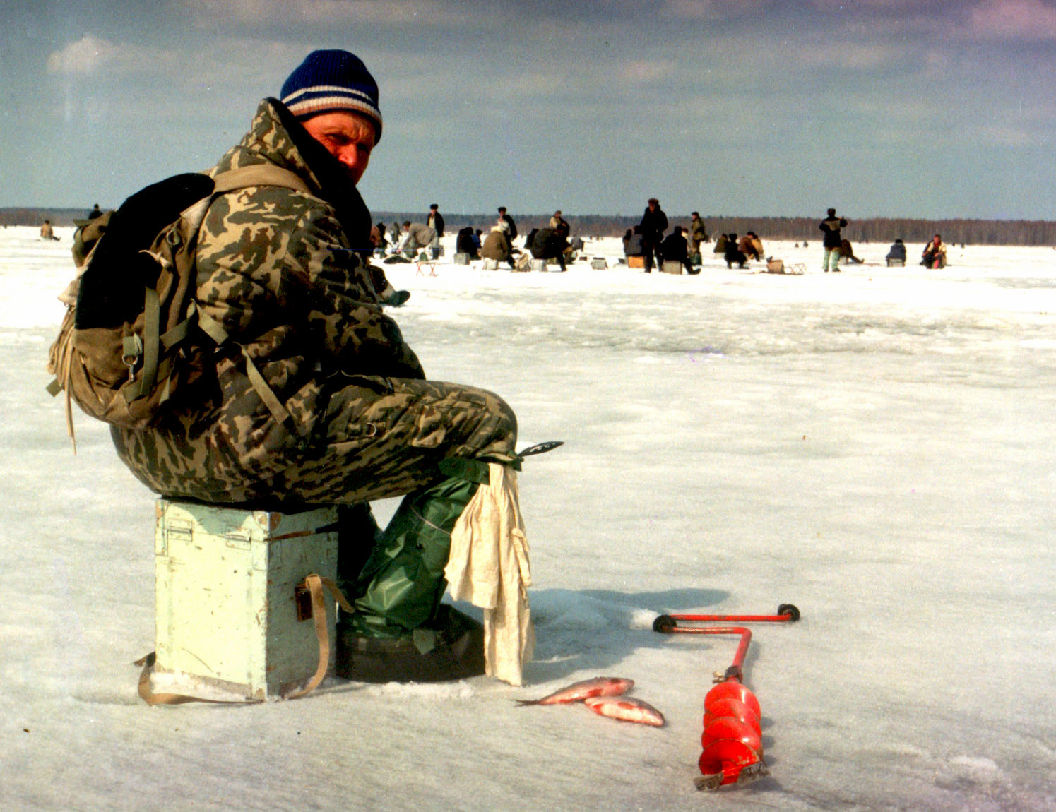 Рыбаки ловят леща зимой, фото